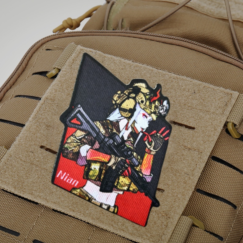 Ragazza tattica con distintivo - Urban Backpack Tactical recensione e prezzo
